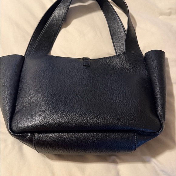 Elegant Black Leather Shoulder Bag with Gold Accent - Picture 2 of 4